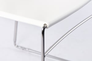 Das verchromte Stahlrohr ist sorgfältig gebogen