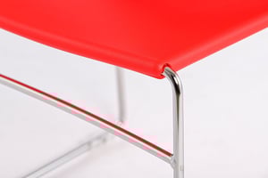 Der Sitzflächenbezug läuft über das Stahlrohrgestell hinaus