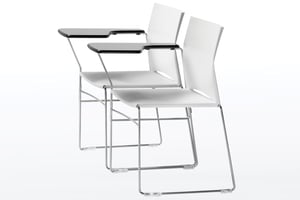 Die Ibiza Kufenstühle gibt es auch mit klappbaren Schreibtablar