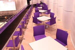 Die vollgepolsterten Kufenstühle können auch an Tischgruppen gestellt werden