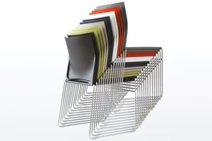 Es können bis zu 10 Kufenstühle unkompliziert und platzsparend übereinander gestapelt werden