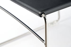 Querstreben stabilisieren das Stuhlgestell