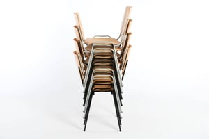 Die Holzstühle Iso lassen sich platzsparend gegeneinander stapeln