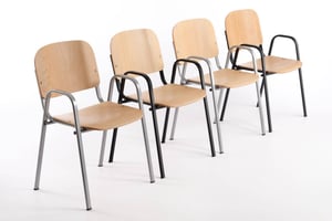 Zeitlose Holzstühle mit Armlehne sind immer zeitgerecht