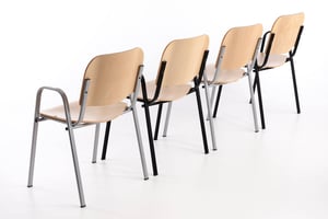 Das Gestell ist in schwarz oder chrom erhältlich