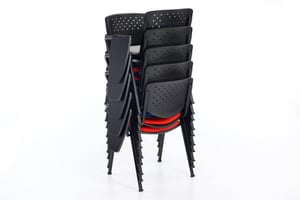 Die Iso Stühle mit Lochrücken und Schreibtablar können auch gestapelt werden