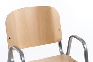 Eine gebogene Rckenlehne sorgt für Bequemlichkeit