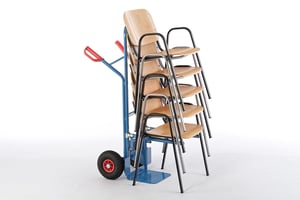 Mit der Transportkarre können die Stühle transportiert werden