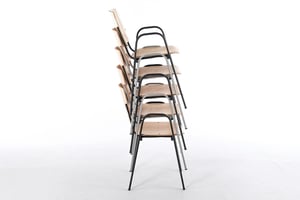 Zur Lagerung können die Holzstühle gestapelt werden