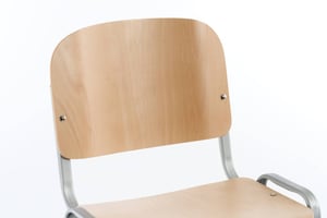 die offene Rückenlehne sorgt für ein lockeres Design
