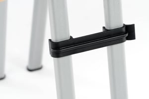 Die Reihenverbinder lassen sich schnell am Gestell anbringen