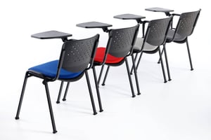 Die Iso mit Klapptablar sollten in keinem Schulungsraum fehlen