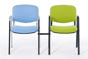 An den Stuhlbeinen können die Stühle fest verbunden werden