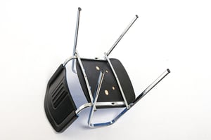 Unter der Sitzfläche sind Verstärkungen eingearbeitet