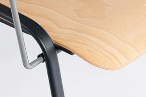Das Schreibtablar ist in dem Gestell integriert Das Schreibtablar ist in dem Gestell integriert