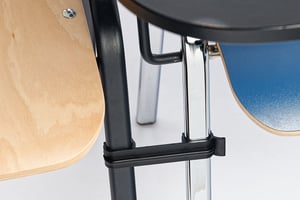 Mit dem optionalen Stuhlverbinder können feste Stuhlreihen gestellt werden Mit dem optionalen Stuhlverbinder können feste Stuhlreihen gestellt werden