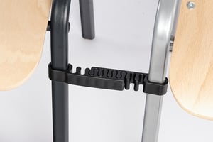 Der Abstand zwischen zwei Stühlen kann mit diesem Reihenverbindern verändert werden