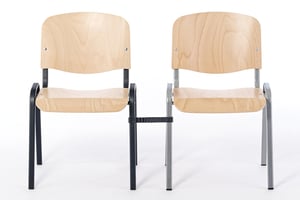 Die Iso Plus HO können mit losen Verbindern zu Stuhlreihen gestellt werden