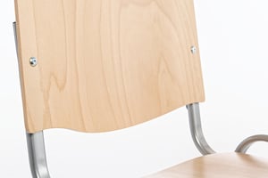 Die Lücke zwischen Lehne und Sitzfläche kann zum Tragen genutzt werden