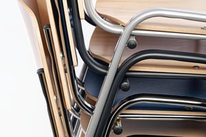 Die Rückenlehne wird durch kleine Kunststoffstopfen beim Stapeln geschützt