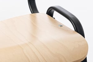 Die Sitzfläche ist fest am Gestell befestigt