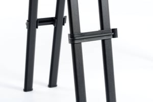 Die Verbinder lassen sich auch unten am Gestell befestigen