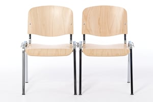 Die optional erhältlichen integrierten Reihenverbinder können unauffällig Stühle verbinden