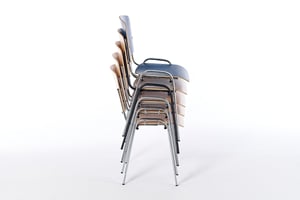 Durch die vertikale Stapelung ist die Lagerung sehr platzsparend