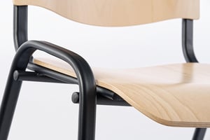 Gehalten wird die Sitzfläche durch stabile Querstreben