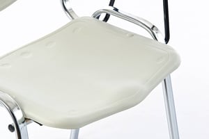 Für ein bequemeres Sitzen ist die Sitzfläche gebogen