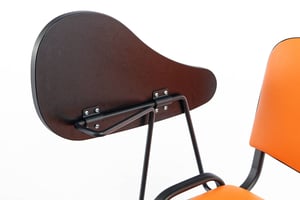 Das Schreibtablar kann geklappt werden