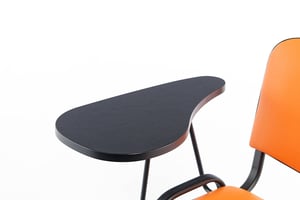 Das Schreibtablar kann praktisch genutzt werden