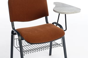 Der Ablagekorb wird am Gestell eingehakt