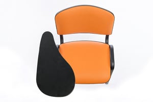 Der gepolsterte Iso Plus mit großem Schreibtablar