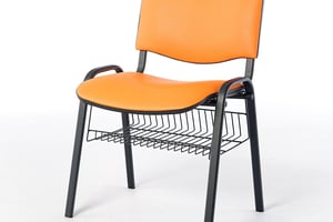 Der Ablagekorb kann von unten an das Gestell eingehangen werden