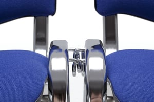 Die optional wählbaren Stuhlverbinder greifen ineinaner