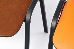 Standardmäßig werden die Stapelstühle ohne Verbinder geliefert