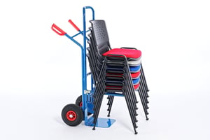 Unsere Stapelstühle mit Lochrücken können leicht transportiert werden
