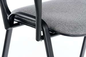 Das Schreibtablar wird fest mit dem Gestell verbunden