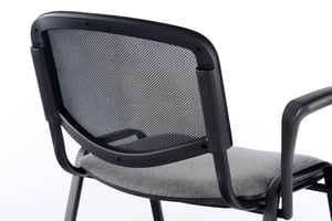 Die Löcher der Rückelehne sorgen auch bei heißem Wetter für optimale Luftzirkulation