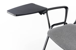 Großzügiger Platz für das Schreibtablar