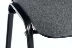 Das Sitzpolster ist fest mit dem Gestell verbunden