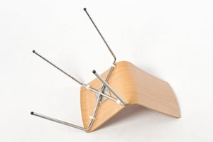 Der-Stapelschutz-unter-der-Sitzfläche-und-Gestell-schützt-vor-Kratzern