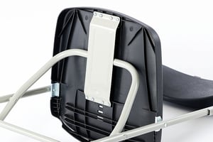 Der robuste Klappmechanismus ist unter der Sitzfläche befestigt