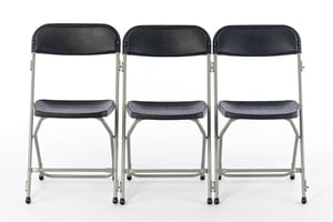 Mit dem integrierten Stuhlverbindern können sehr schnell feste Stuhlreihen gestellt werden