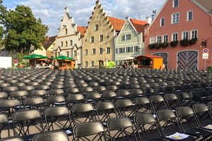 Mithilfe unserer sehr leichten Klappstühle sind Großveranstaltungen in wenigen Stunden komplett und perfekt bestuhlt