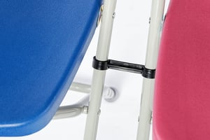 Mit Reihenverbindern lassen sich die Stühle zusammen befestigen Mit Reihenverbindern lassen sich die Stühle zusammen befestigen