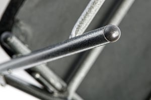 Abgerundete Kappen bilden den Abschluß der Stuhlbeine