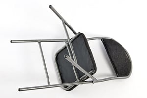 Das Stuhlgestell ist in Hammerschlagoptik ausgeführt