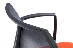 Die Armlehnen des London passen sich harmonisch in das Stuhldesign ein